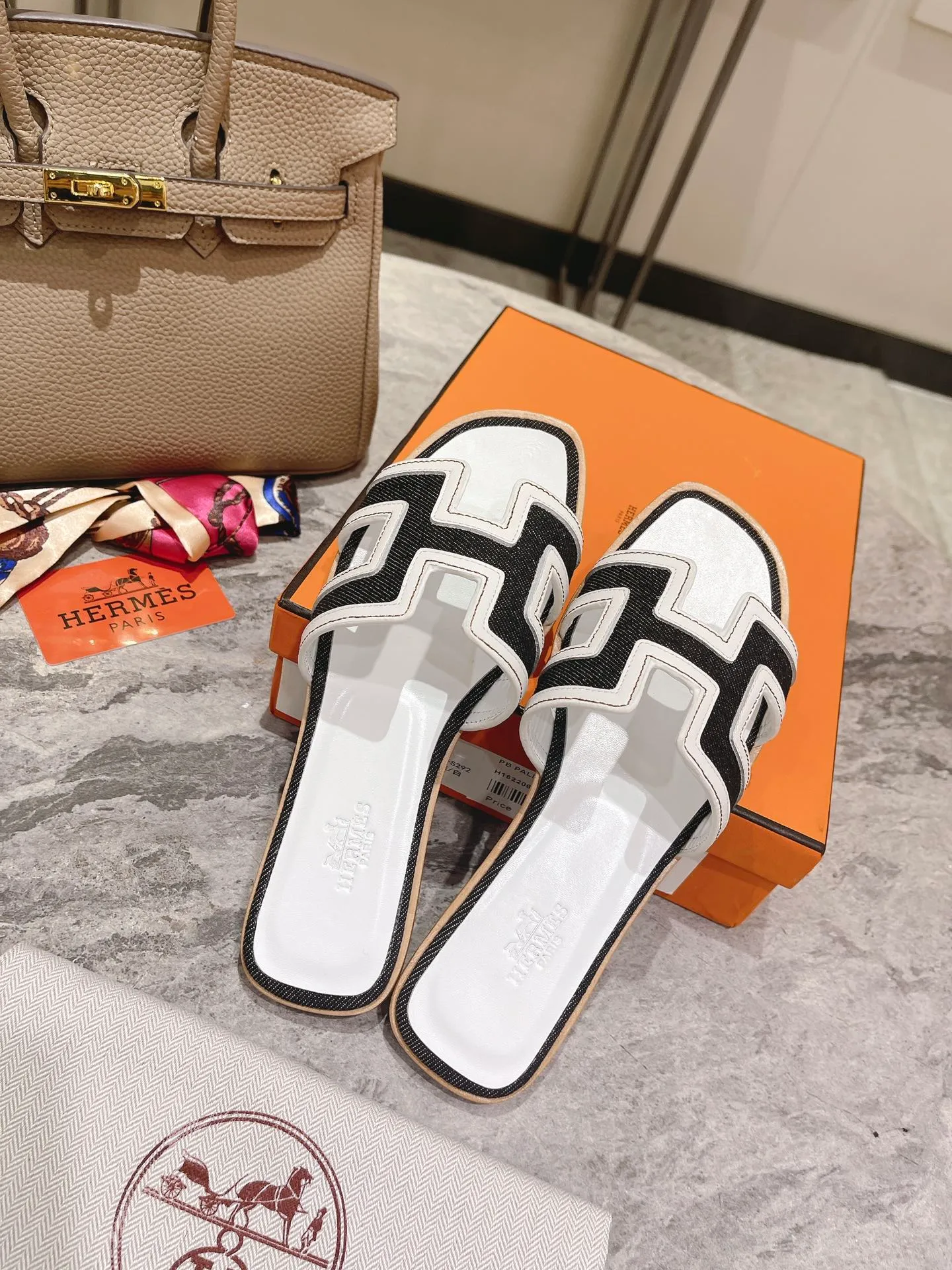 👟👟Ex-factory price 400👟👟 Genuine leather sole +50 New model for early spring, (high-end splicing and oil edge technology) newly revised version (Hermès), upgraded packaging, upgraded version and workmanship materials. Hermes®🔴The highest version of handmade shoes on the market✨✨ Top product Hermès slippers🐎 The new high-end fashion is the same as the original version, purely handmade by masters! ❥High-end customization, the highest version in the industry⚠❥Using: Hermers upper: Italian imported cowhide + original custom-grade Australian sheepskin feet + genuine leather outsole (pursuing top walking comfort) Hermes━━━━━ size: 35-40 (34.41.42 custom-made, non-returnable) Genuine leather sole Rubber sole